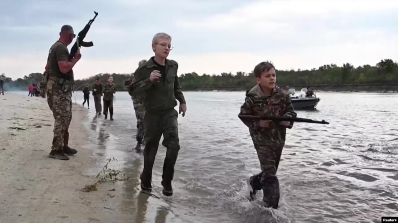 Голос Америки: "Звіт Держдепу: Росія використовує українських дітей як донощиків і готує їх до майбутнього призову в армію РФ"