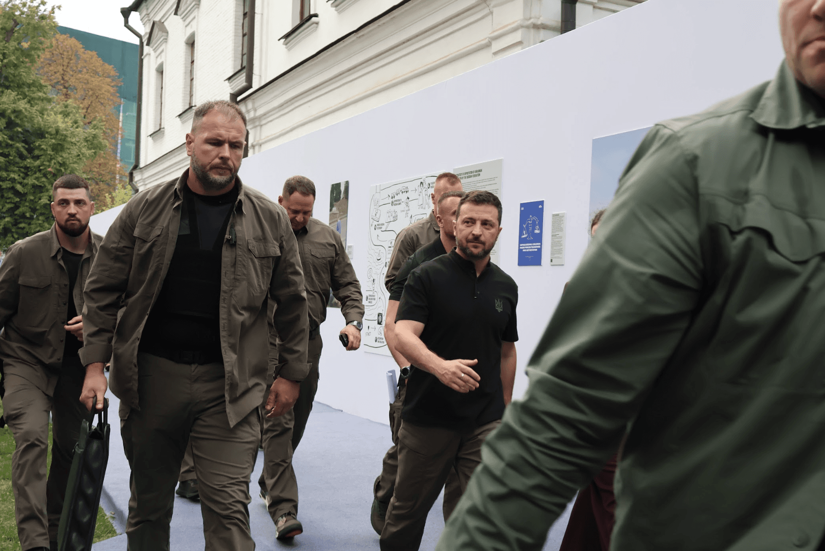 Вкрадені дитинства: виставка Bring Kids Back на 4-му Саміті перших леді та джентльменів